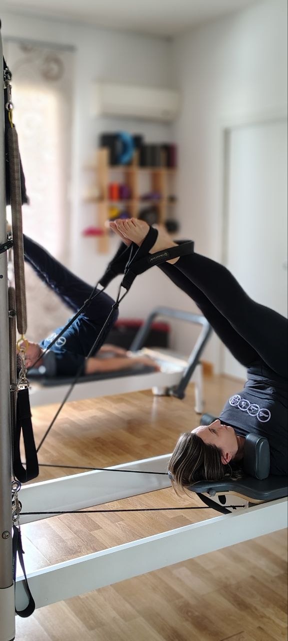 attività di pilates sopra le macchine